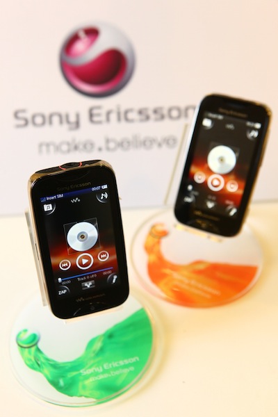 Sony Ericsson ควงแขน Sony Music เอาใจคอคาราโอเกะ พร้อมส่ง Sony Ericsson Mix Walkman Phone ลงตลาดในราคา 4,490 บาท