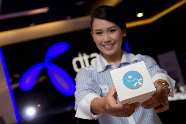 dtac มอบแก้วน้ำวันพ่อแก่ลูกค้าที่ใช้บริการที่สำนักงานบริการลูกค้าทั่วประเทศ
