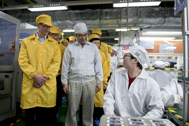 Tim-Cook-visits-Foxconn-2