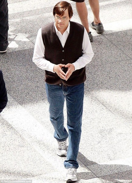 ชมภาพล่าสุด Ashton Kutcher ในบทบาท Steve Jobs ที่เหมือนมากๆ