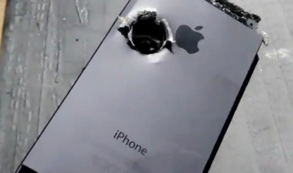 คลิปสุดโหดเมื่อ iPhone 5 ถูกยิงด้วย AR-15 Assault Rifle และปืน Barret .50 Cal Sniper Rifle ผลจะเป็นเช่นไร