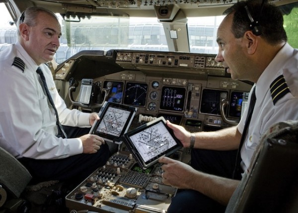 สำนักงานการบินแห่งชาติให้นักบิน American Airlines ทุกคนใช้ iPad ระหว่างทำการบินได้