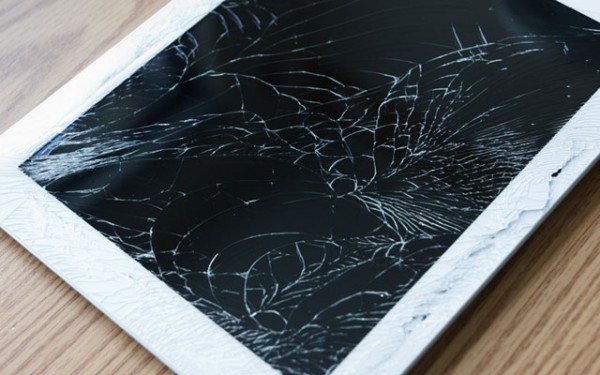 เป็นเรื่อง!! พนักงานร้านค้า WallMart โยน iPad เล่นในโกดังสินค้า จนโดนไล่ออกแล้ว (ชมคลิป)