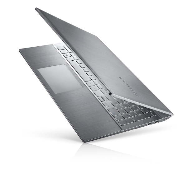 NIKE2-15HT_013_Dynamic01_Bare-metal