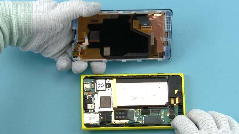 Nokia-tears-down-Lumia-1020 (3)