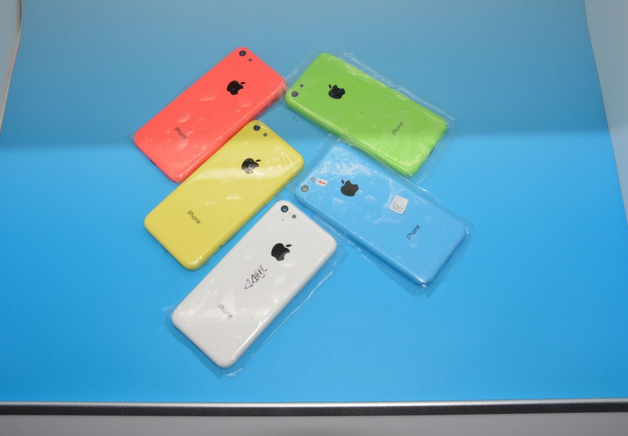 ชมภาพฝาหลังชัดๆของ iPhone โลว์คอส (iPhone 5C ) ชุดใหม่ทั้ง 5 สี แดง,เขียว,เหลือง,ขาวและฟ้า