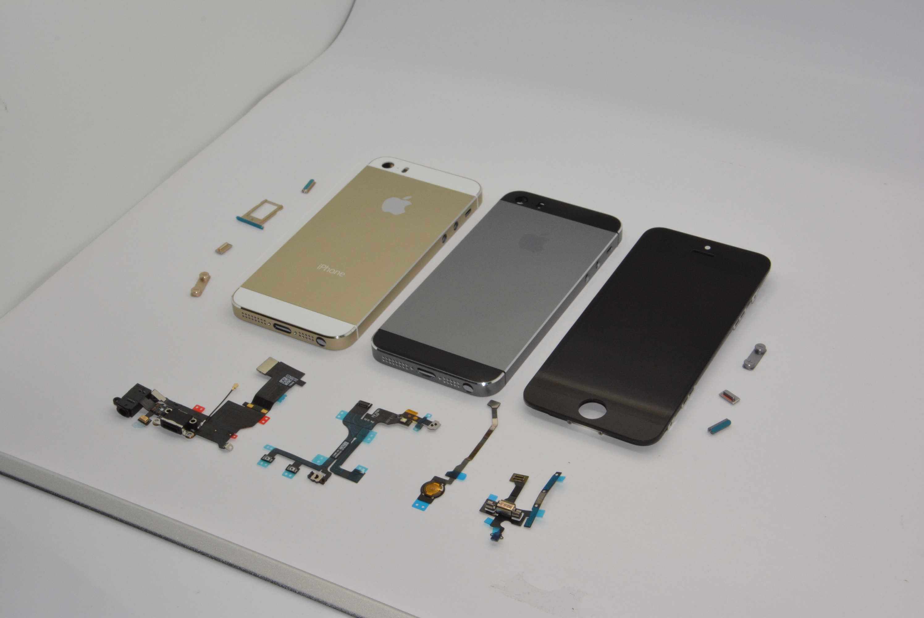 iPhone-5S-graphite-gold-Sonny-Dickson-001