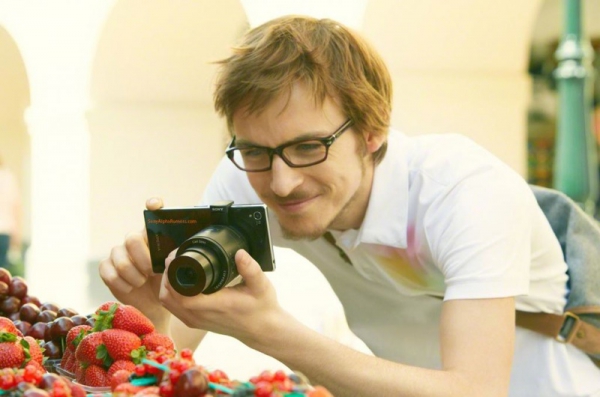 sony-lens-camera-for-iphone-android_03-600x397