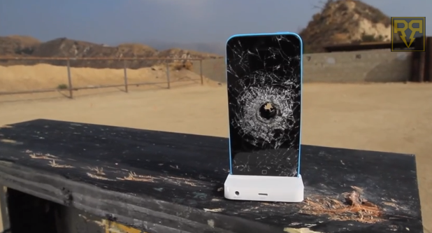 คลิปโหด!! เป่า iPhone 5c ให้เป็นฝุ่นด้วย ปืนไรเฟิล .50 caliber
