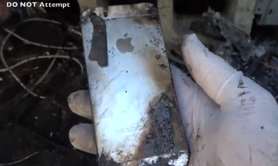 ย่างสด!! iPhone 5s และ iPhone 5c ใหม่แกะกล่องด้วยไมโครเวฟ (ชมคลิป)