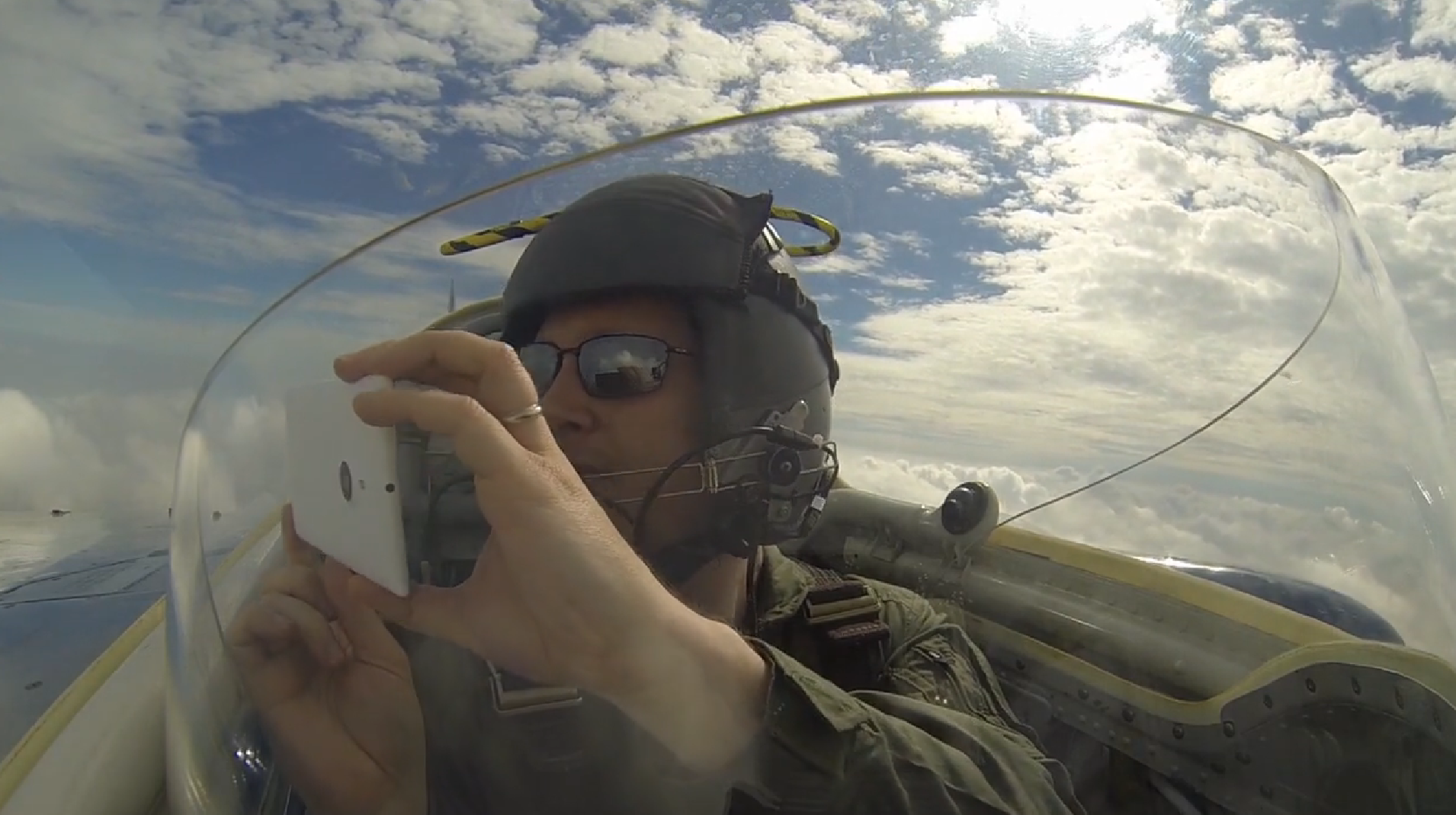 ขี่พายุทะลุฟ้า!! เอา Lumia 1520 ถ่ายคลิปบนเครื่องบินเจ็ท (ชมคลิป)