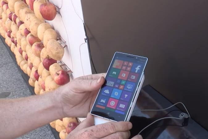 รักษ์โลก!! Microsoft โชว์การชาร์จไร้สาย Lumia 930 ด้วยแอปเปิ้ลและมันฝรั่ง (ชมคลิป)