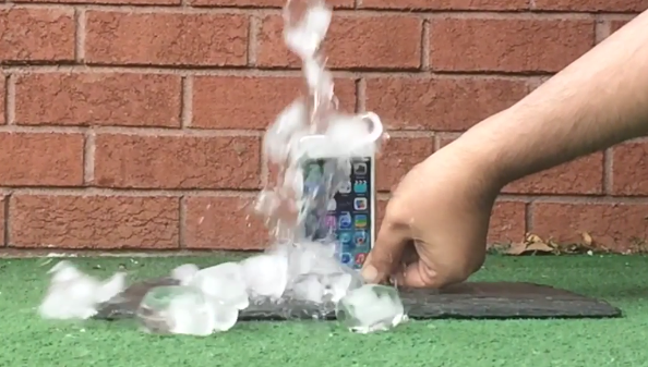 iPhone 5s รับคำท้า Ice Bucket Challenge จาก Galaxy S5 พร้อมตอกกลับไปทาง Samsung (ชมคลิป)