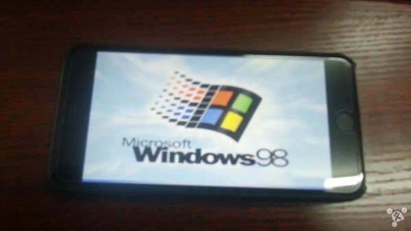 แฮกเกอร์จีนโชว์จับเอา iPhone 6 Plus มาติดตั้ง Windows 98 ได้สำเร็จ แถมเล่นเกมได้ด้วย