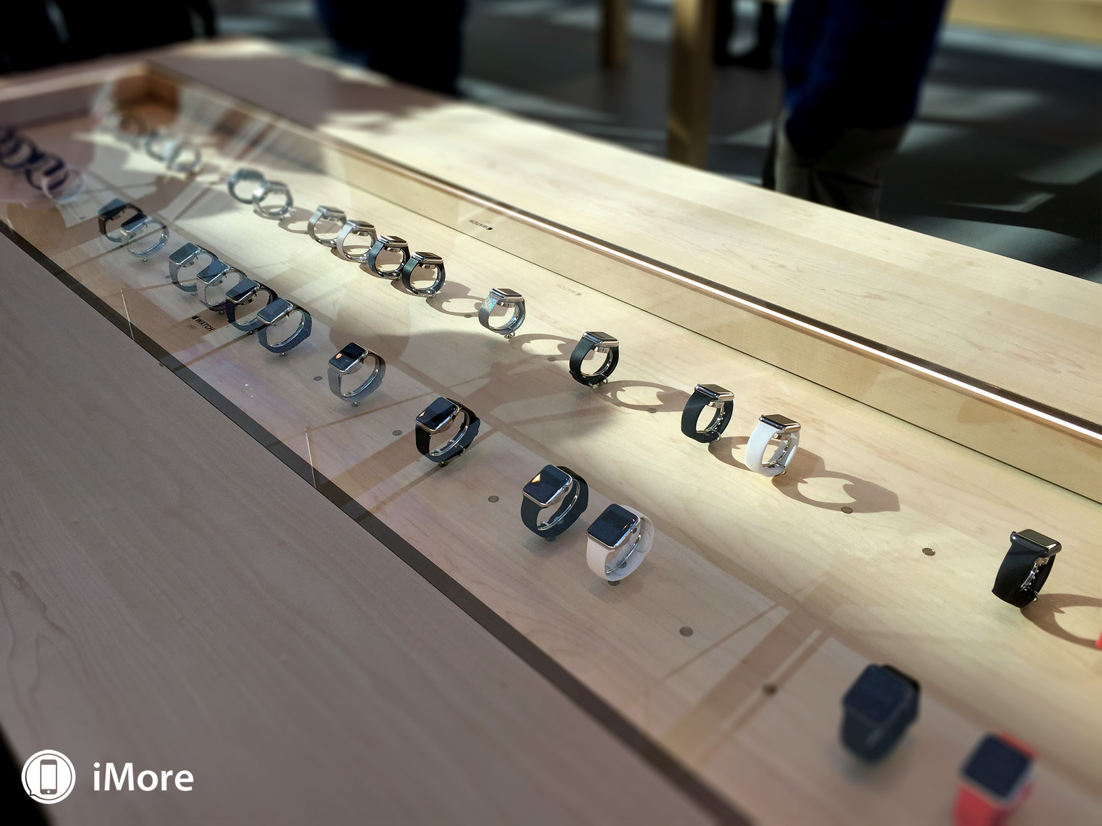 apple-watch-retail-table