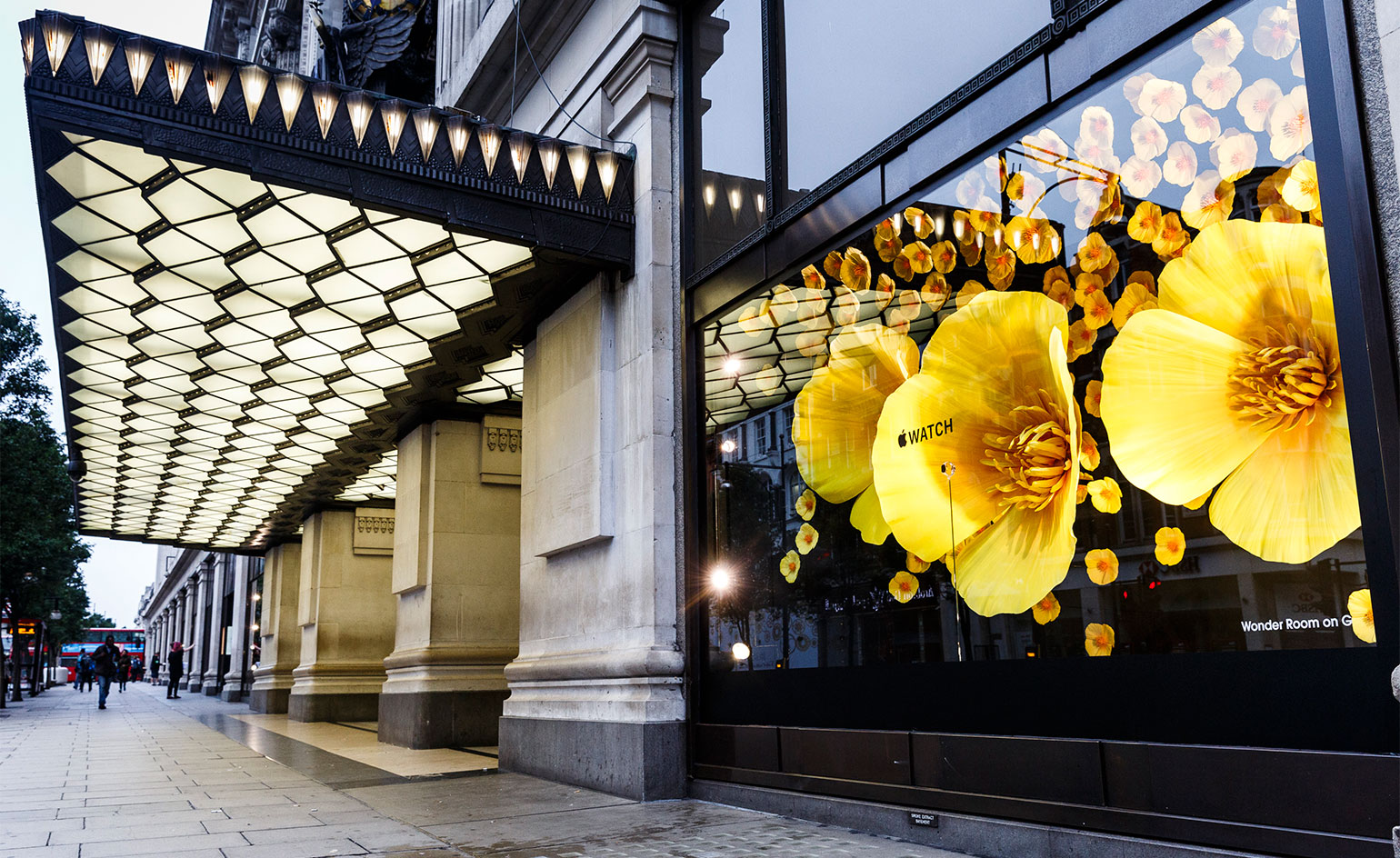 Selfridges-Apple-Watch-floral-display-003