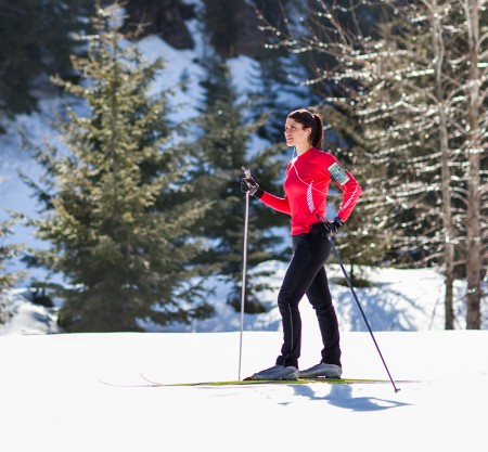 belkin_F8W497-C00_LS_WomanSkiing-450x417