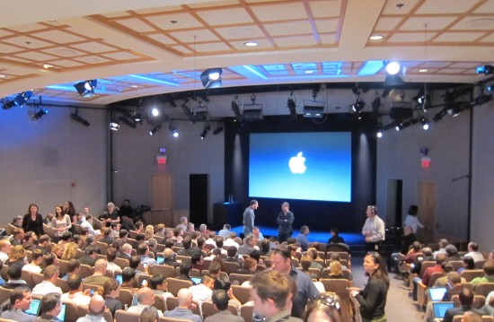 apple_townhall1-550x359