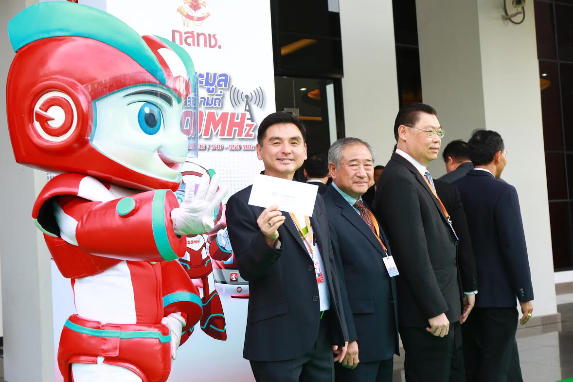 ประมูลเพื่อชาติ!! บรรยากาศ คณะผู้บริหาร AIS เดินทางเข้าร่วมการประมูลคลื่น 900 MHz ณ สำนักงาน กสทช.