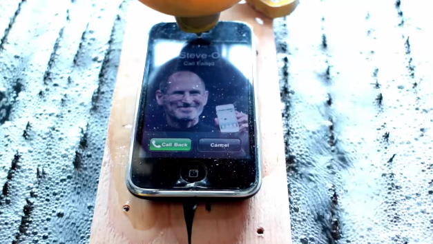 ใจไม่ถึงห้ามดู!! ผ่าครึ่ง iPhone ด้วยเครื่องแรงดันน้ำ Waterjet (ชมคลิป)