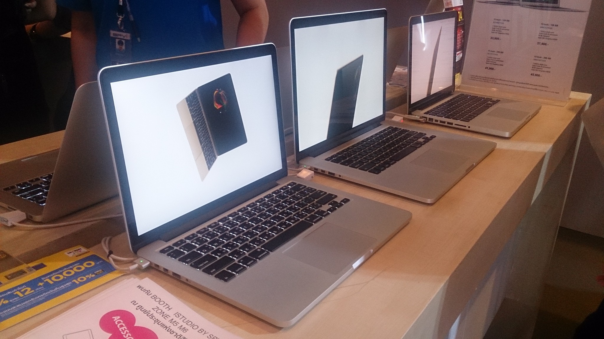 โปรโมชั่น MacBook Air และ MacBook Pro บูธ iStudio by SPVi ที่งาน Commart Joy 2016