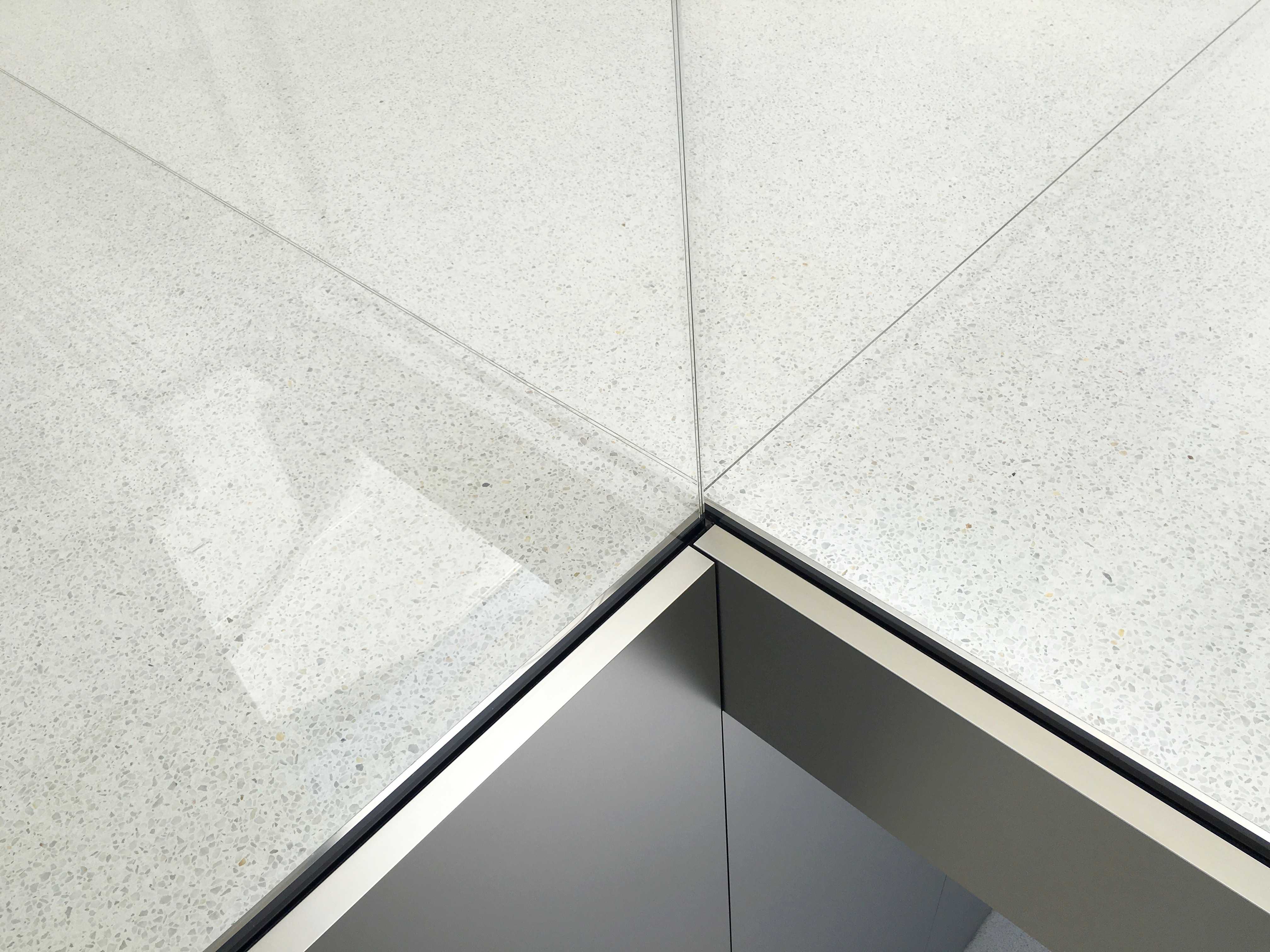 Apple_Store_Union_Square_lines_5-1