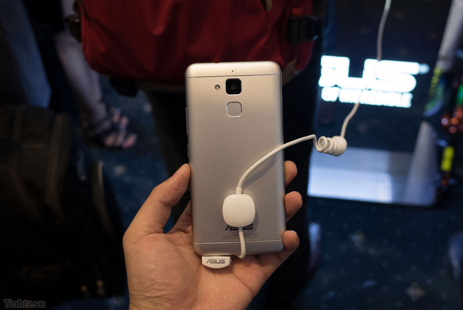 ASUS-ZenFone-3-Max-03