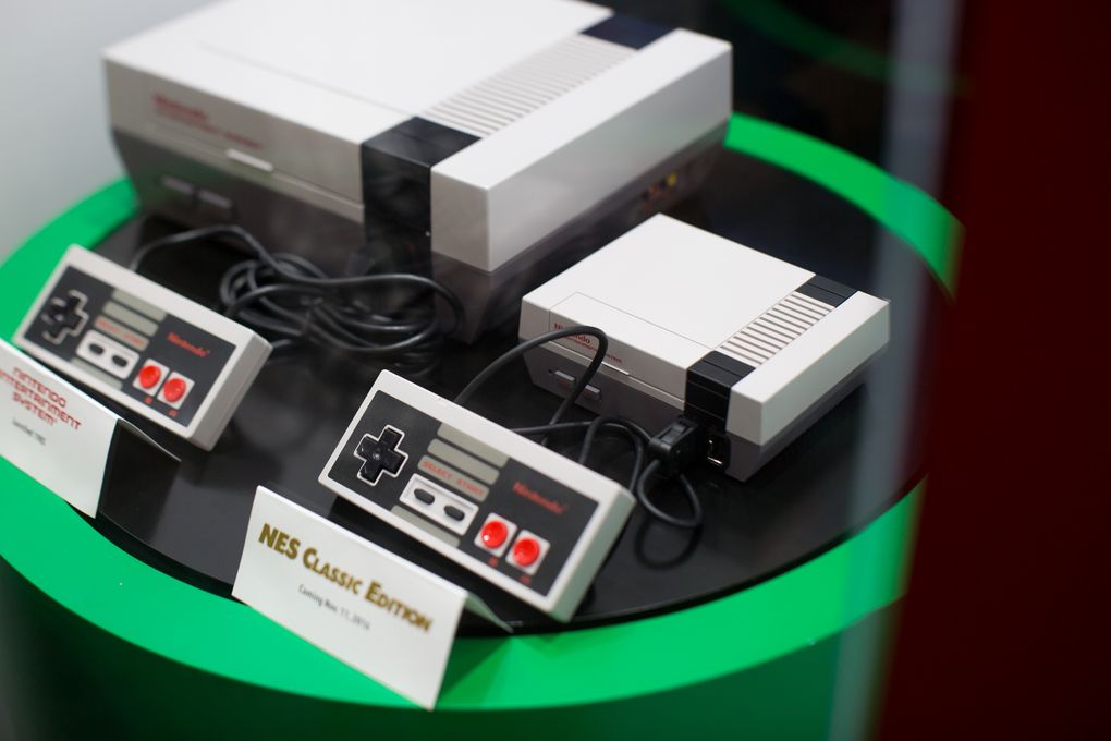 ยลโฉมคอนโซลจิ๋ว NES Classic Edition ตัวเป็นๆ พร้อมเทียบขนาดกับเครื่อง NES ปกติ