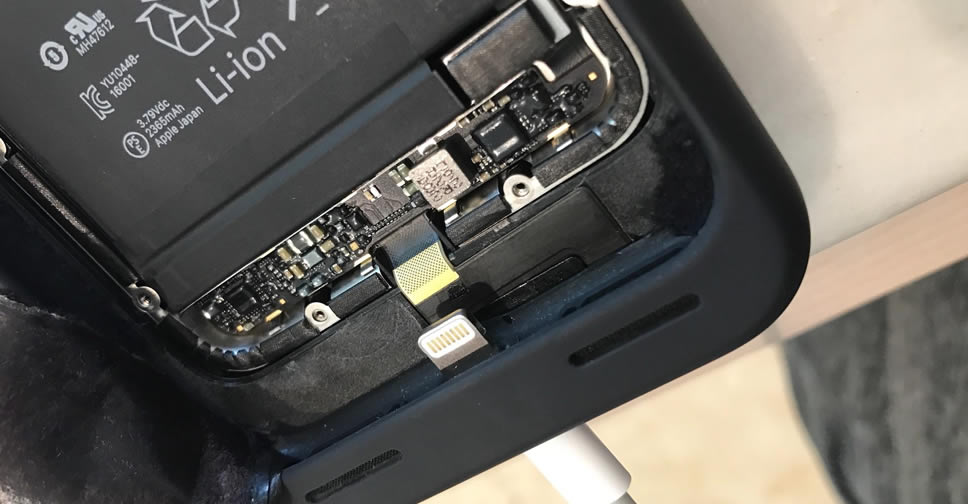 iphone-7-smart-battery-case-opened-wet