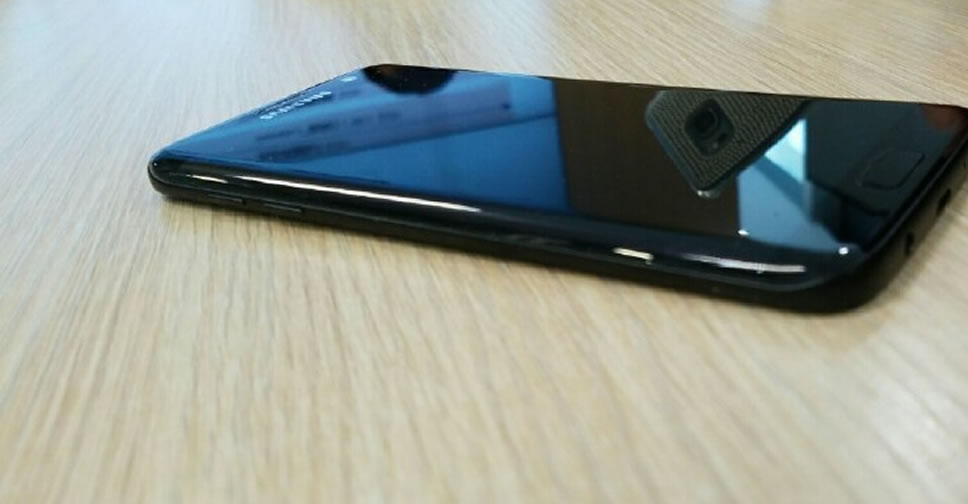 มาแล้วภาพหลุด Samsung Galaxy S7 edge สีดำ Glossy Black แบบ iPhone 7 สีดำ Jet Black