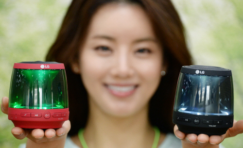 LG PH1 ลำโพงขนาดพกพากระพริบสีตามจังหวะเสียงเพลง เชื่อมต่อสมาร์ทโฟนได้ราคา 1,490 บาท