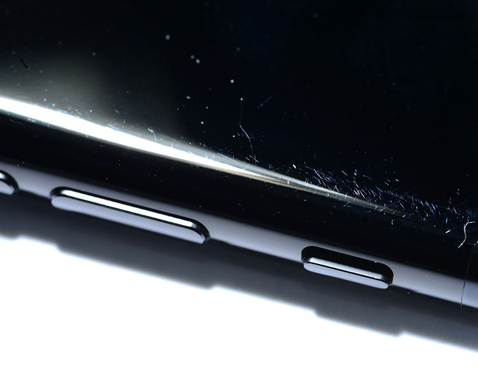 iphone-7-jet-black-scratch