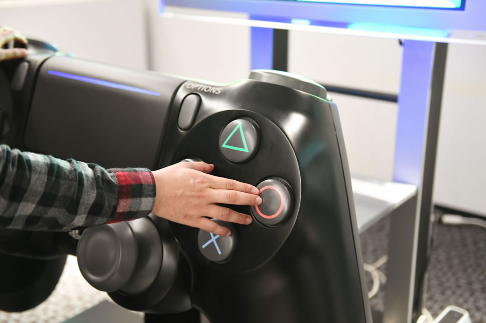 อลังการงานสร้าง!! ชมคอนโทรลเลอร์ DualShock 4 ขนาดมหึมาที่สามารถเล่นเกมได้จริง (ชมคลิป)