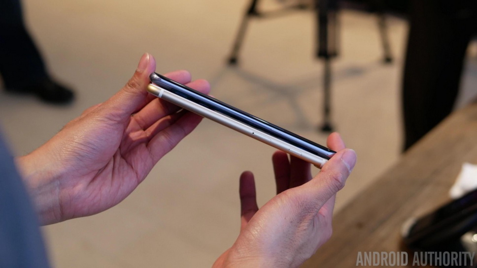 Samsung-Galaxy-S8-vs-iPhone-7-Plus-08