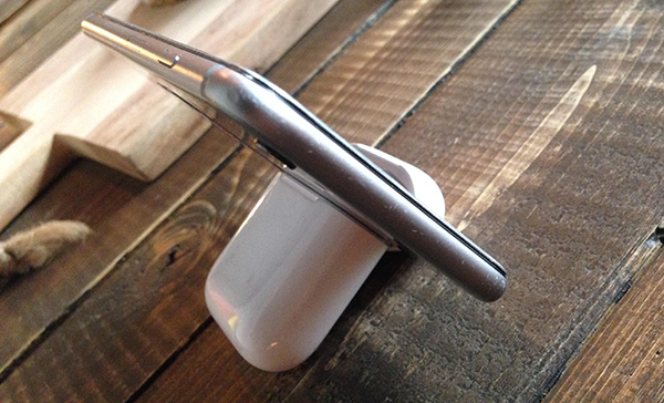 AirPods-iPhone-stand