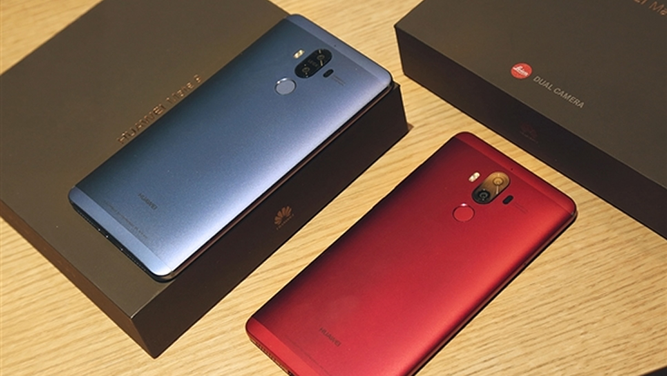 Huawei-Mate-9-agate-red-and-topaz-blue-10