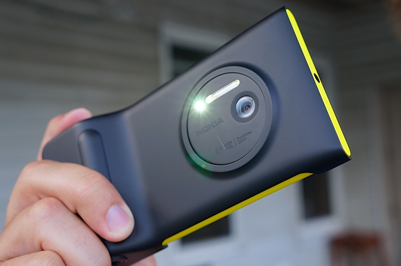 lumia-1020-camera-grip-case-pocketnow