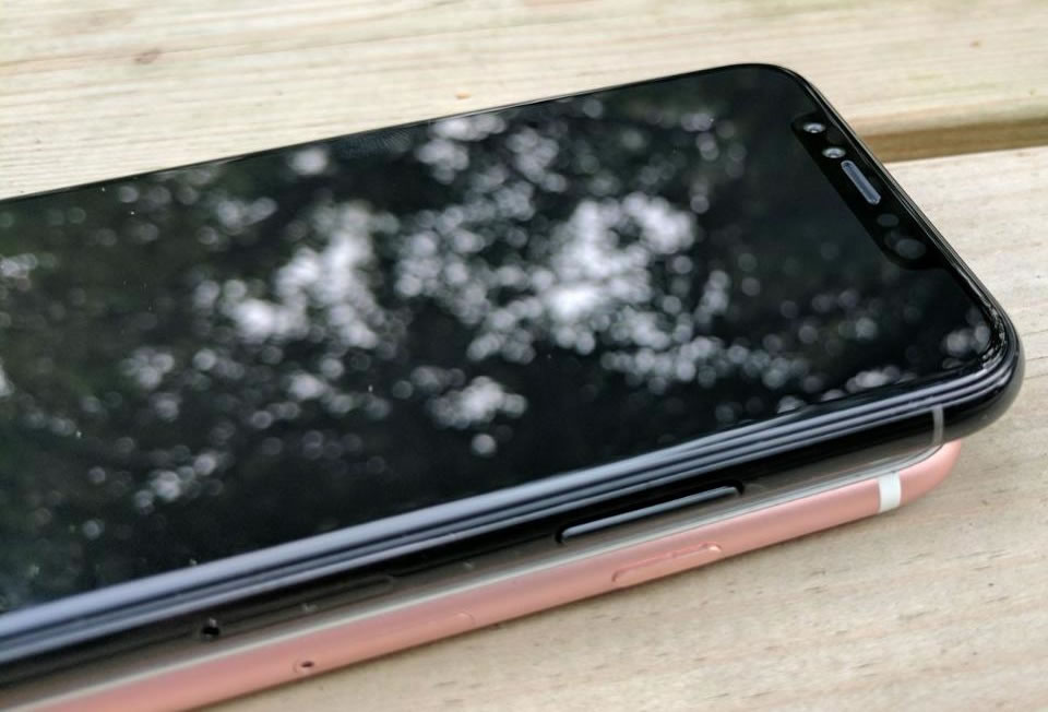 iphone-8-jet-black-vs-iphone-7-rose-gold