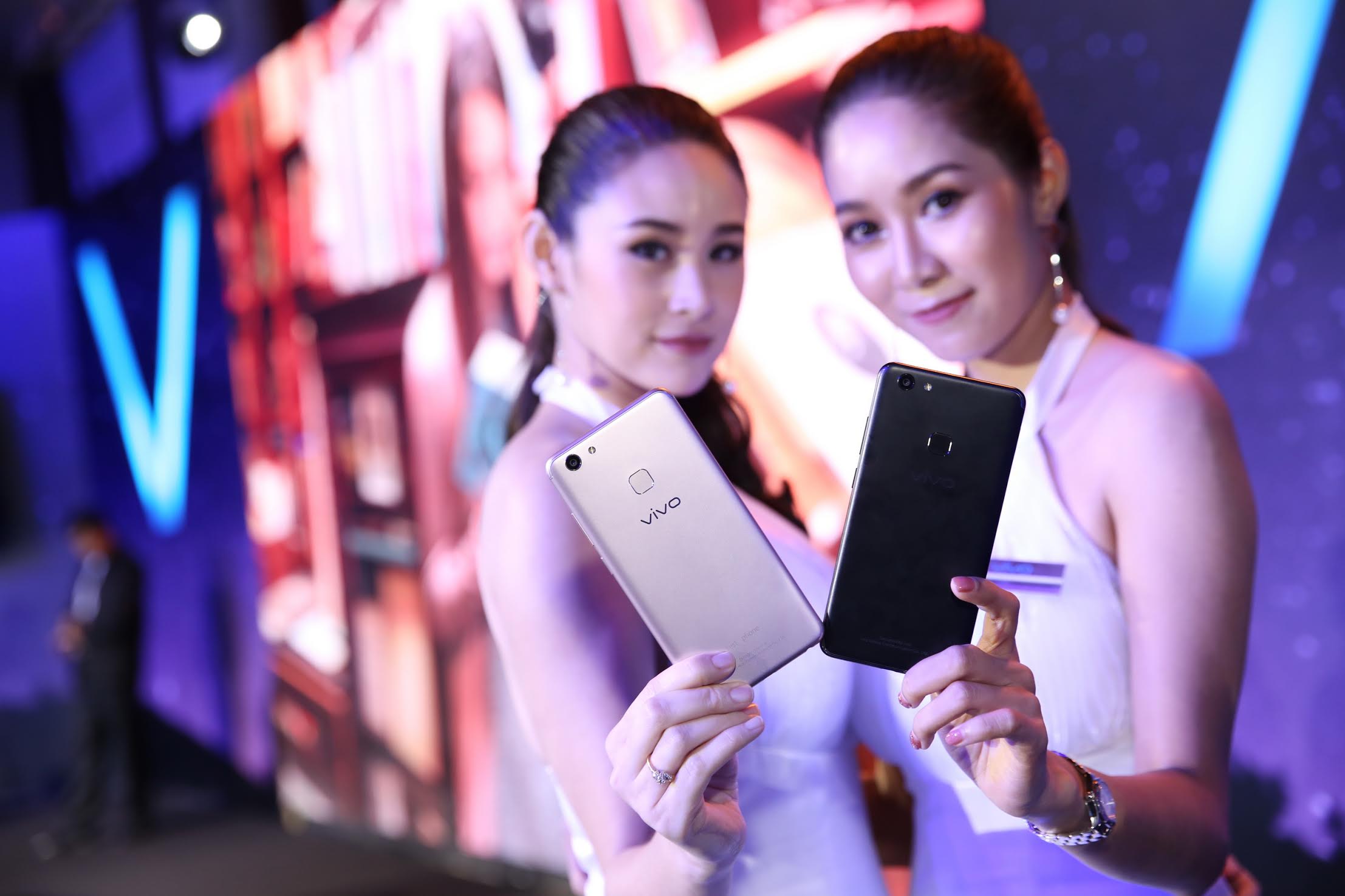 Vivo V7+ กล้องหน้า 24 ล้านพิกเซล f2.0 หน้าจอ 5.99 นิ้วไร้ขอบ FullView Display เปิดราคาในไทย 11,990 บาท