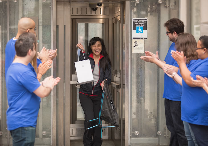 apple-staff-fake-customer