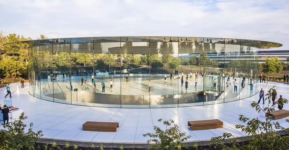 Apple ใช้อาคาร Steve Jobs Theater เป็นสถานที่จัดประชุมผู้ถือหุ้นประจำปี ในวันที่ 13 กุมภาพันธ์ 2018 ต้องสำรองที่นั่ง