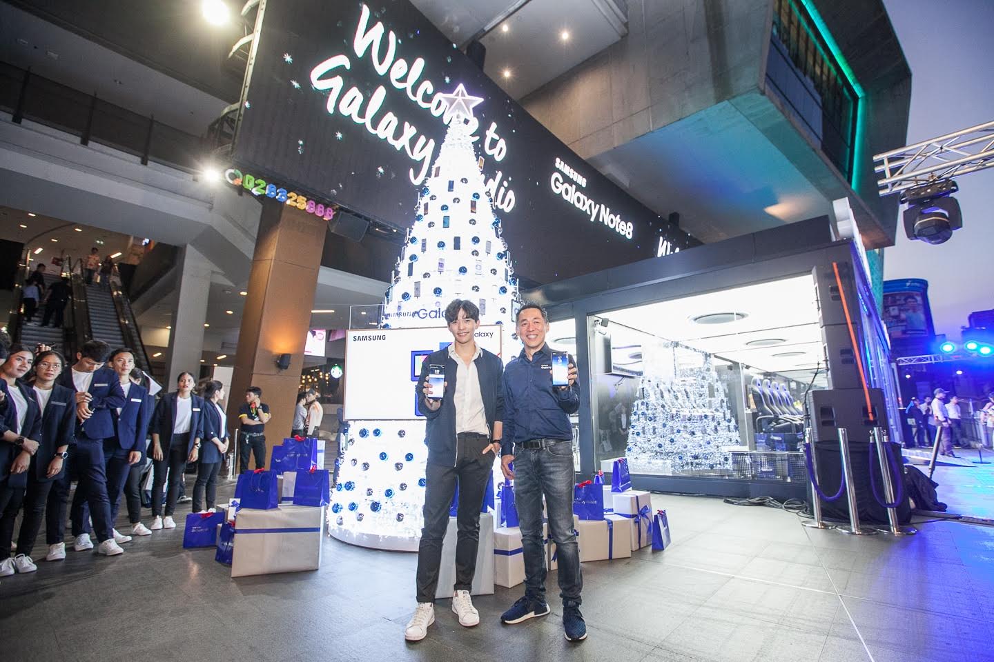 ครั้งแรกของประเทศไทยกับ “ต้นคริสต์มาส Samsung” ที่ประดับด้วยผลิตภัณฑ์จาก Samsung ทั้งหมด ที่ Galaxy Studio ที่ห้างสยามสแควร์ วัน