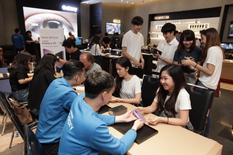 บรรยากาศรับเครื่อง Samsung Galaxy S9 และ S9+ วันแรกในไทยสีม่วงมาแรงเกินคาด
