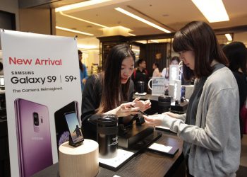 บรรยากาศรับเครื่อง Samsung Galaxy S9 และ S9+ วันแรกในไทยสีม่วงมาแรงเกินคาด