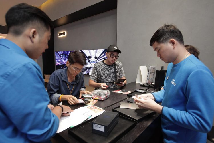 บรรยากาศรับเครื่อง Samsung Galaxy S9 และ S9+ วันแรกในไทยสีม่วงมาแรงเกินคาด