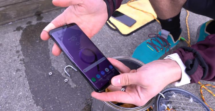 Waterproof Test!! เปรียบเทียบ Samsung Galaxy S9 Plus vs iPhone X รุ่นไหนกันน้ำได้ดีกว่ากัน