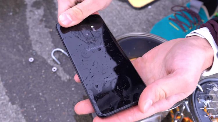 Waterproof Test!! เปรียบเทียบ Samsung Galaxy S9 Plus vs iPhone X รุ่นไหนกันน้ำได้ดีกว่ากัน