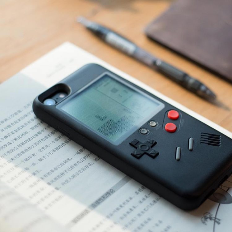 ด้วยเคสนี้ จะเปลี่ยนด้านหลังของ iPhone ให้กลายเป็น Game Boy สำหรับเล่นเกมคลาสสิค