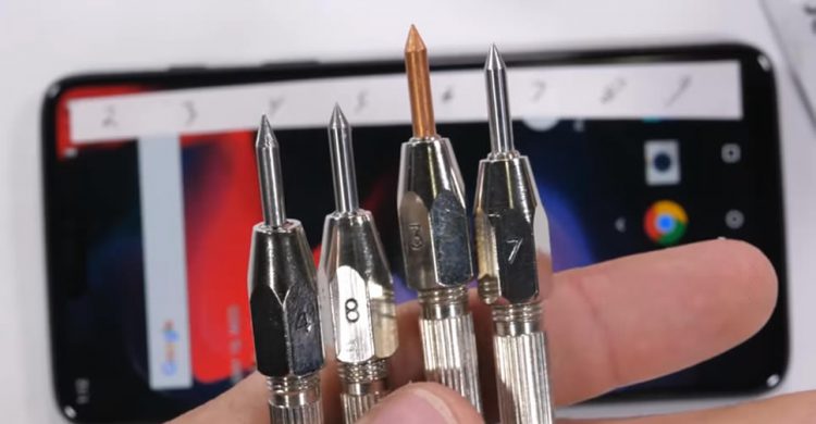 OnePlus 6 ถูกทดสอบความแข็งแกร่งแล้ว นำไปลับคมมีด ลนหน้าจอด้วยไฟแช็ค และดัดให้งอด้วยเปล่า