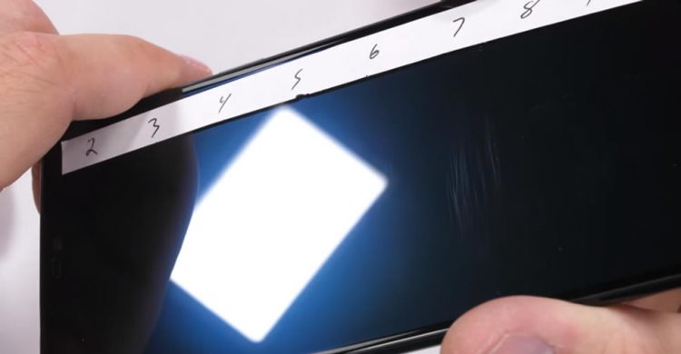 OnePlus 6 ถูกทดสอบความแข็งแกร่งแล้ว นำไปลับคมมีด ลนหน้าจอด้วยไฟแช็ค และดัดให้งอด้วยเปล่า